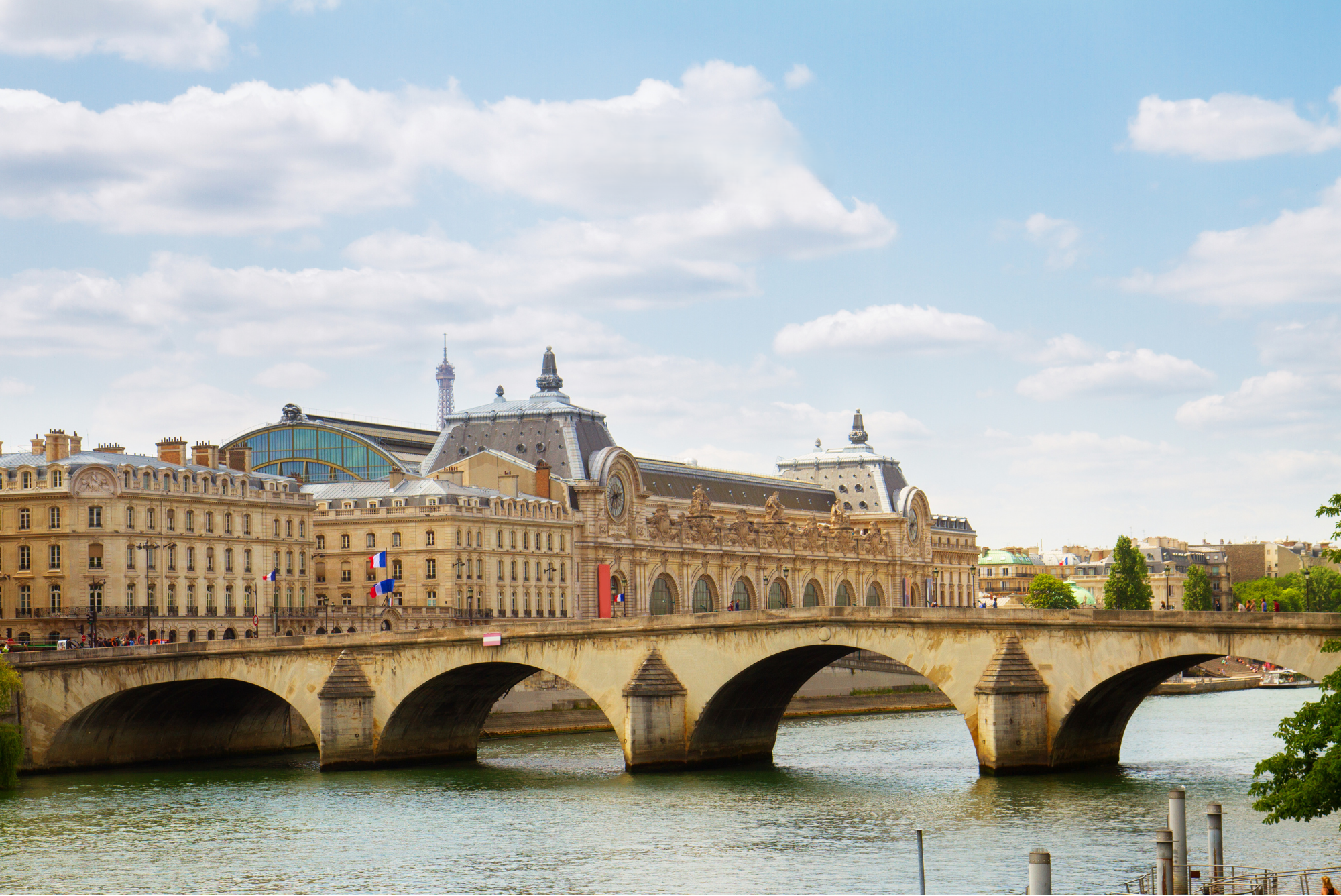 Konstskatter och Paris från Seine